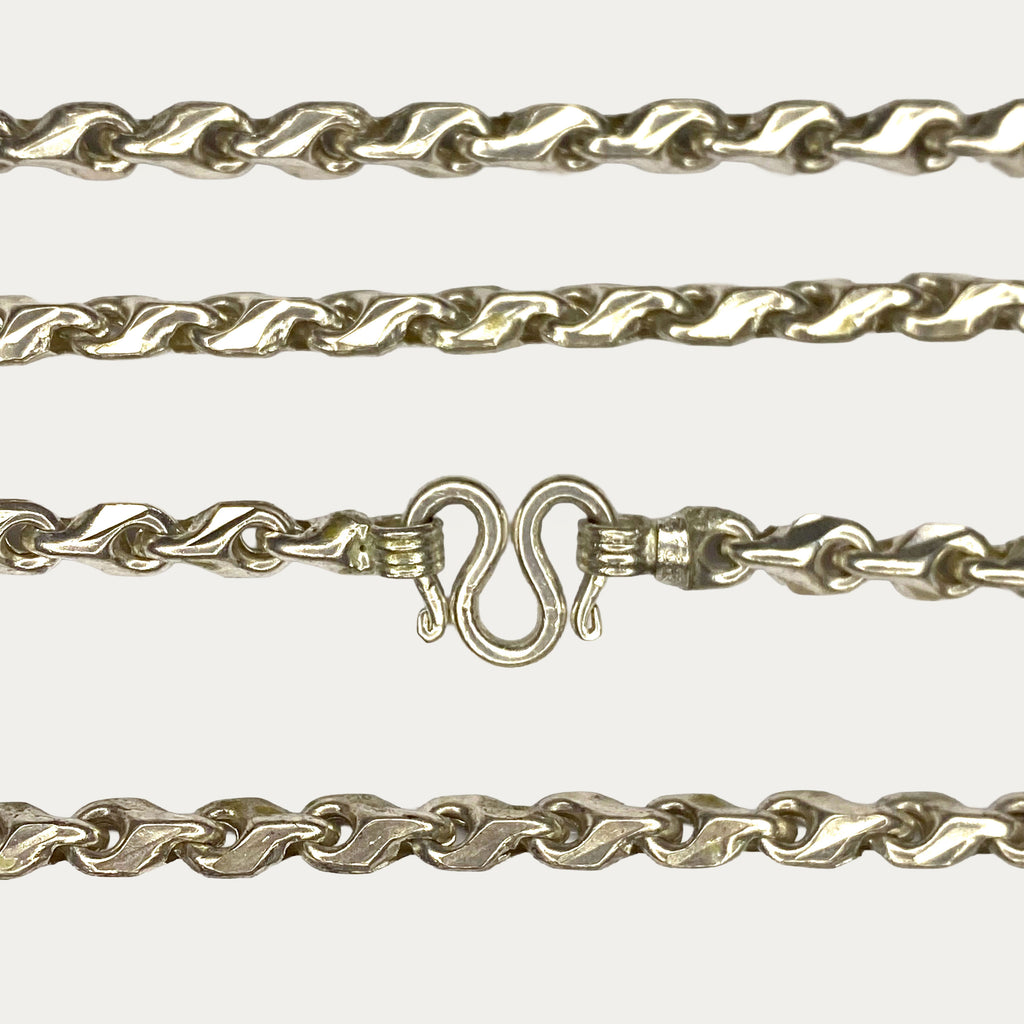 Macro close-up of 999 silver Teardrop chain clasp 