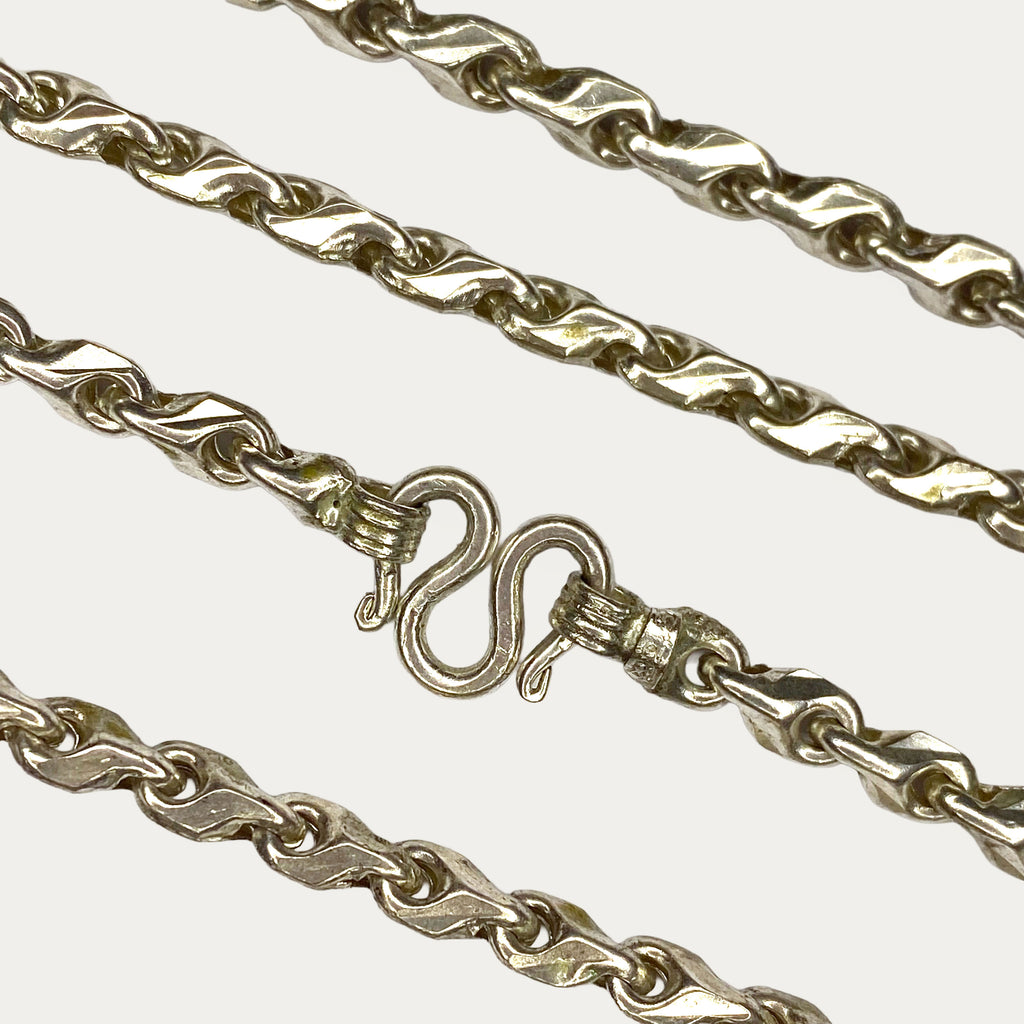 Close-up of solid silver Teardrop chain clasp and links 