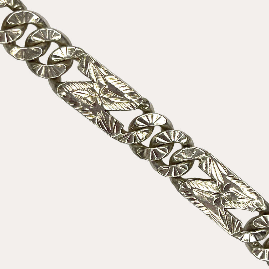Close-up of starburst cuban link bracelet in 999 solid silver