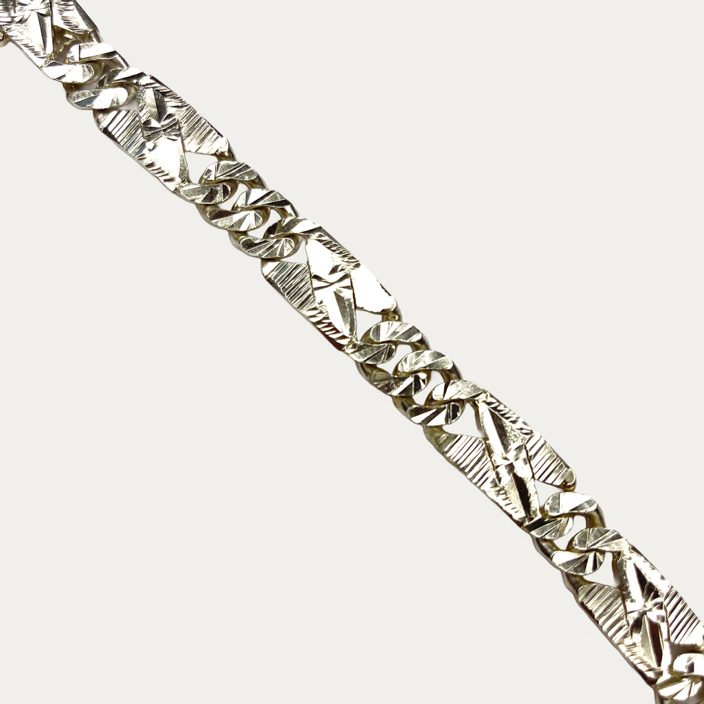 engraved diamond cut detailing leaving a shiny sparkly finish