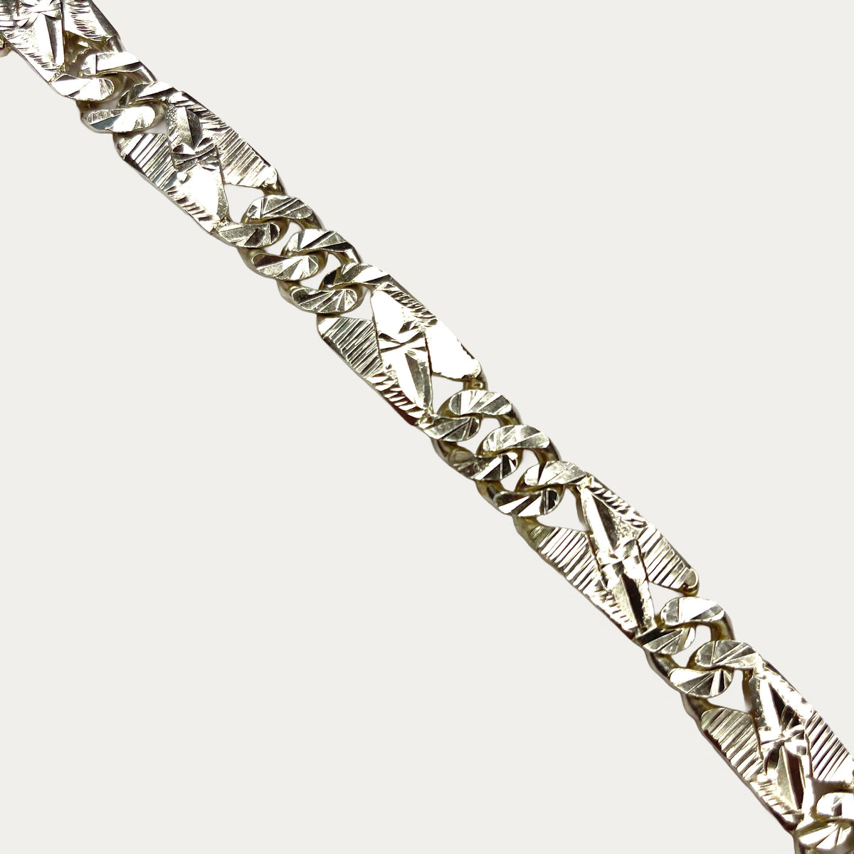 engraved diamond cut detailing leaving a shiny sparkly finish