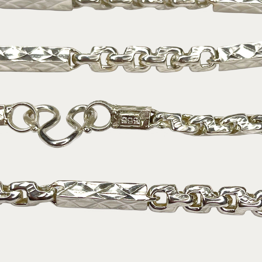 Macro close-up of silver Sugarcane Fluted Bar chain and clasp showing hallmark