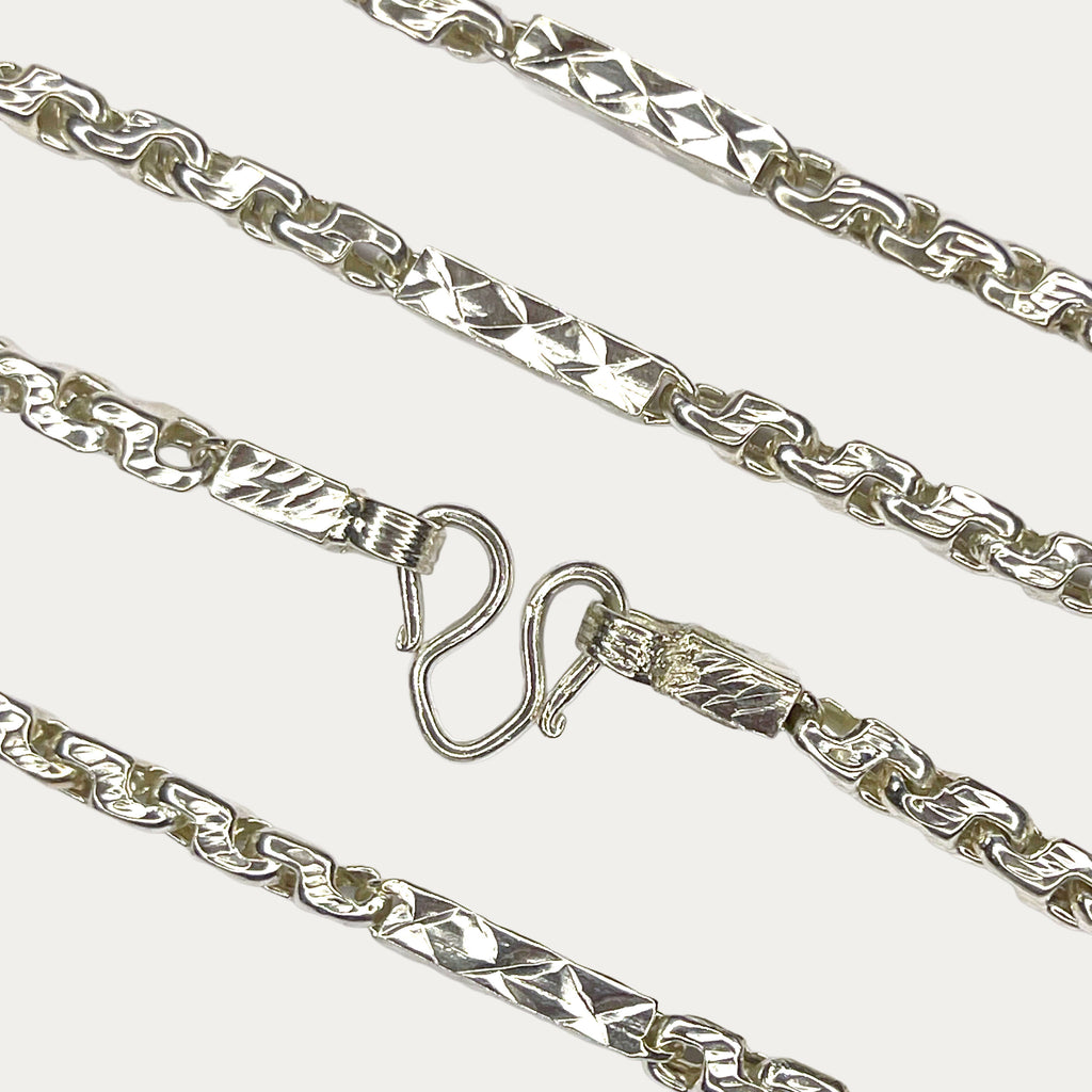 Close-up of solid silver Sugarcane Fluted Bar chain clasp and links