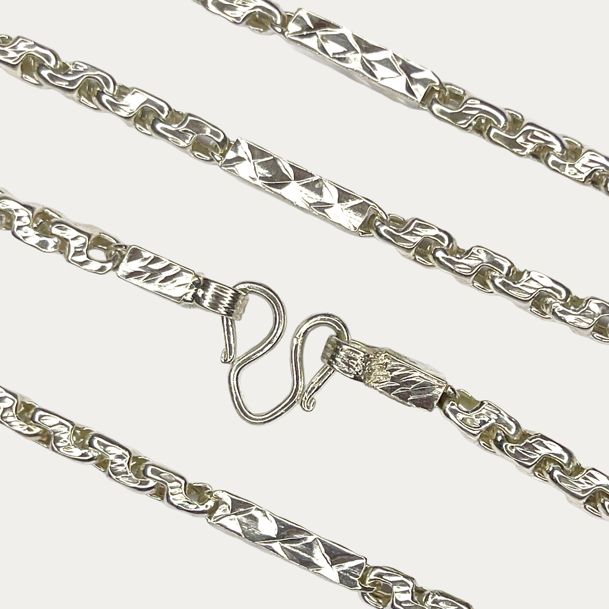 Close-up of solid silver Sugarcane Fluted Bar chain clasp and links