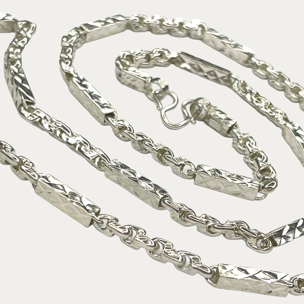Sugarcane Fluted Bar chain necklace close up
