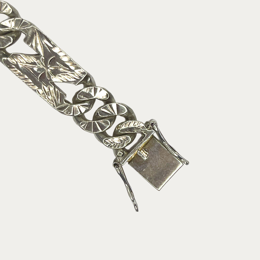  Macro close-up of silver Starburst Cuban Link Bracelet clasp 